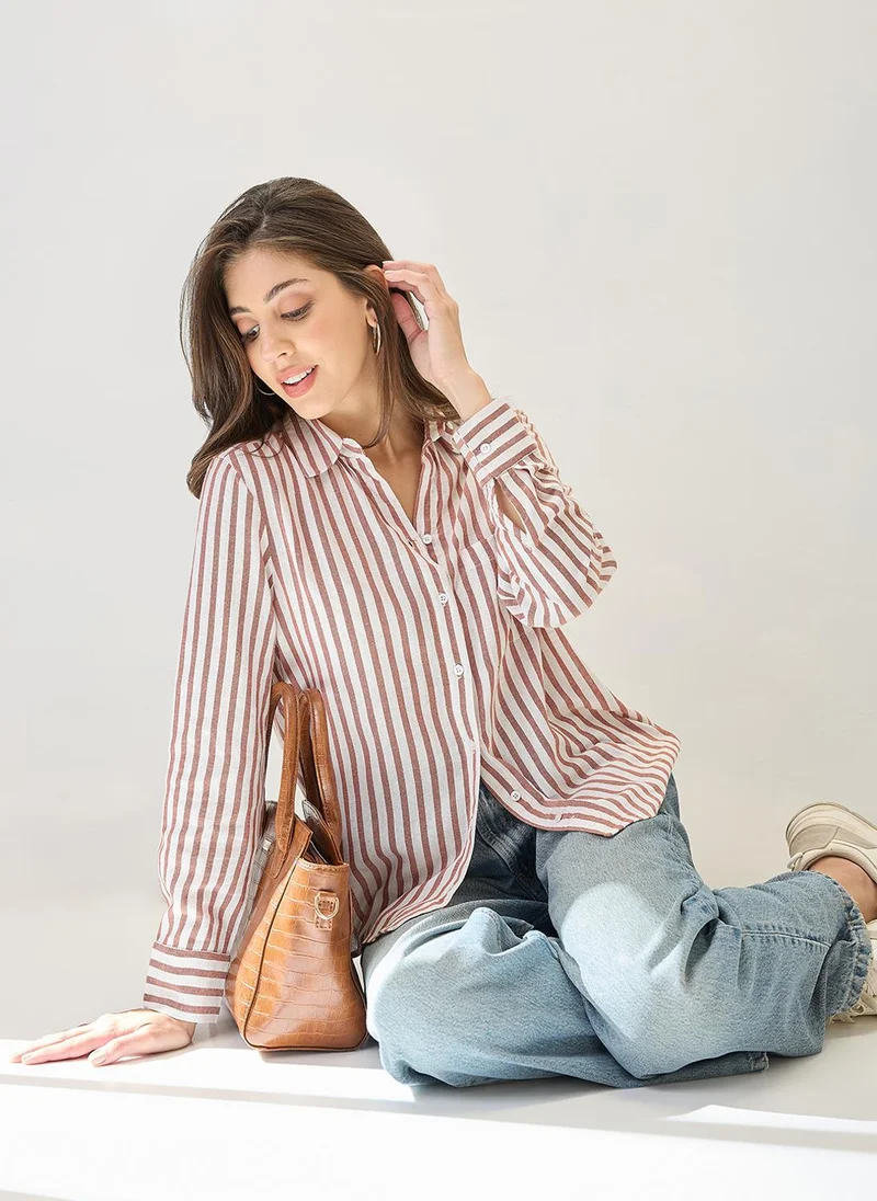 جلو باص قميص عمل نسائي بأكمام مكشكشة وخطوط عمودية وجيب صدري وحافة منحنية من جلوبس